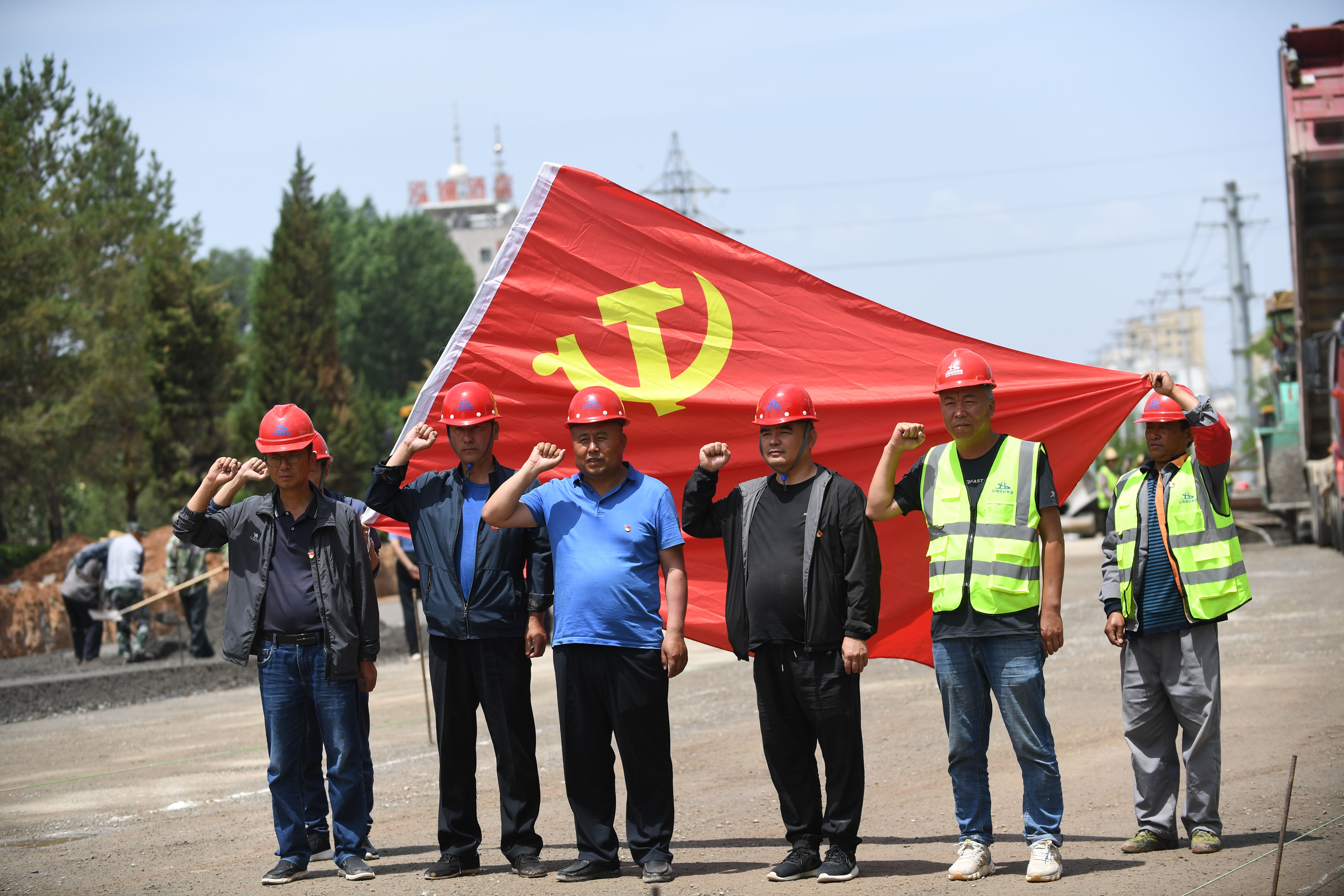 路橋工人在黨旗下宣誓。圖片由路橋公司提供