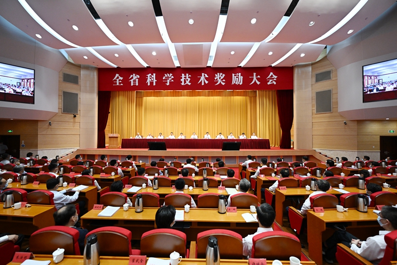 圖為江蘇省科學(xué)技術(shù)獎(jiǎng)勵(lì)大會(huì)現(xiàn)場。吳勝攝