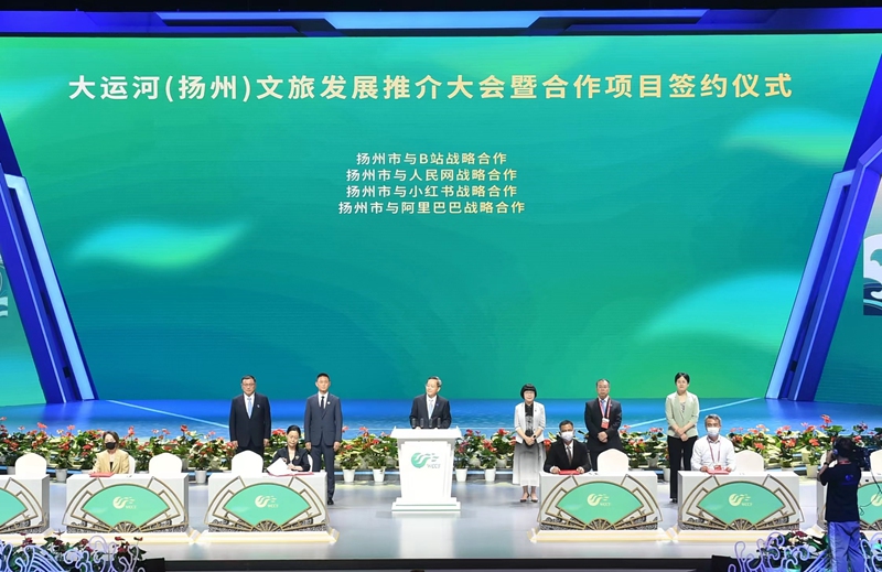 揚(yáng)州市副市長劉流與人民網(wǎng)股份有限公司江蘇分公司總經(jīng)理汪崢嶸作為代表分別簽署了戰(zhàn)略合作協(xié)議。文斌攝