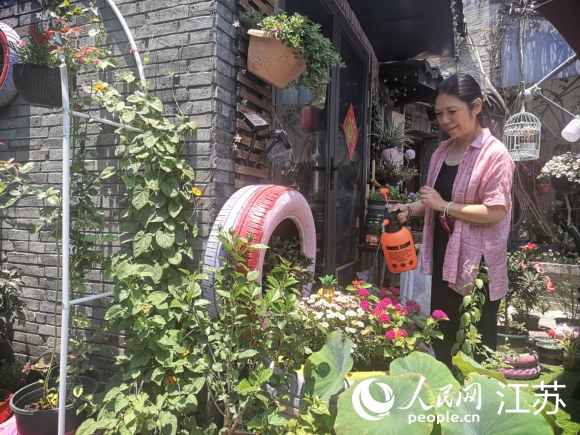 原在上海工作的袁荔退休后重回?fù)P州古城生活。 人民網(wǎng) 張玉峰攝