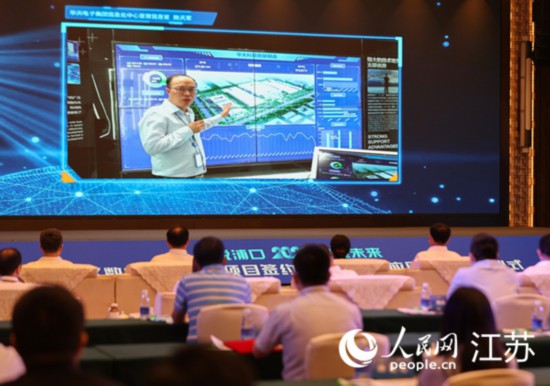 圖為浦口區(qū)集成電路企業(yè)介紹智能制造系統(tǒng)。浦口區(qū)委宣傳部供圖