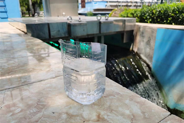 在邯鄲市雞澤縣藍(lán)天污水處理廠，污水經(jīng)過處理后清澈透明。鄭佳欣攝