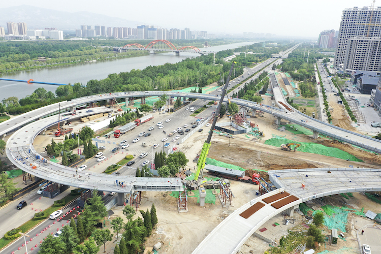 市區(qū)五一路快速通道工程西段順利合龍。