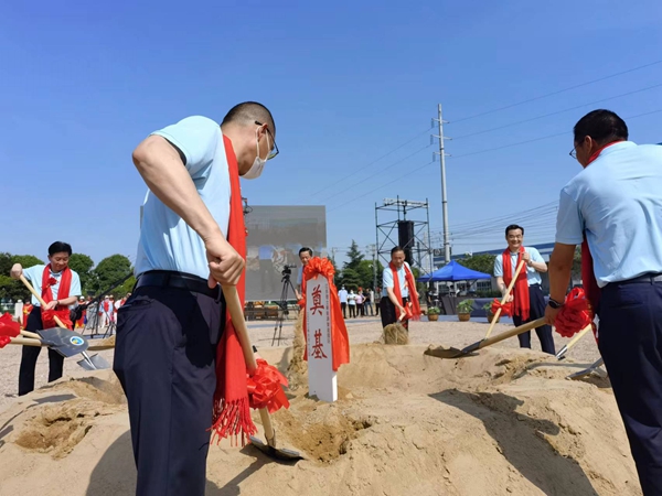 作為今年荷花節(jié)“開場秀”，理士新能源智造園區(qū)項目正式開工。人民網(wǎng) 馬曉波攝