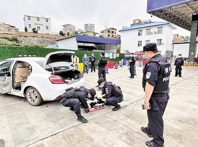 圖為民警對(duì)重點(diǎn)車輛是否攜帶毒品進(jìn)行檢查。省禁毒委供圖
