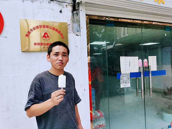 2過路司機在驛站冷飲。人民網(wǎng)記者王繼亮攝.jpg