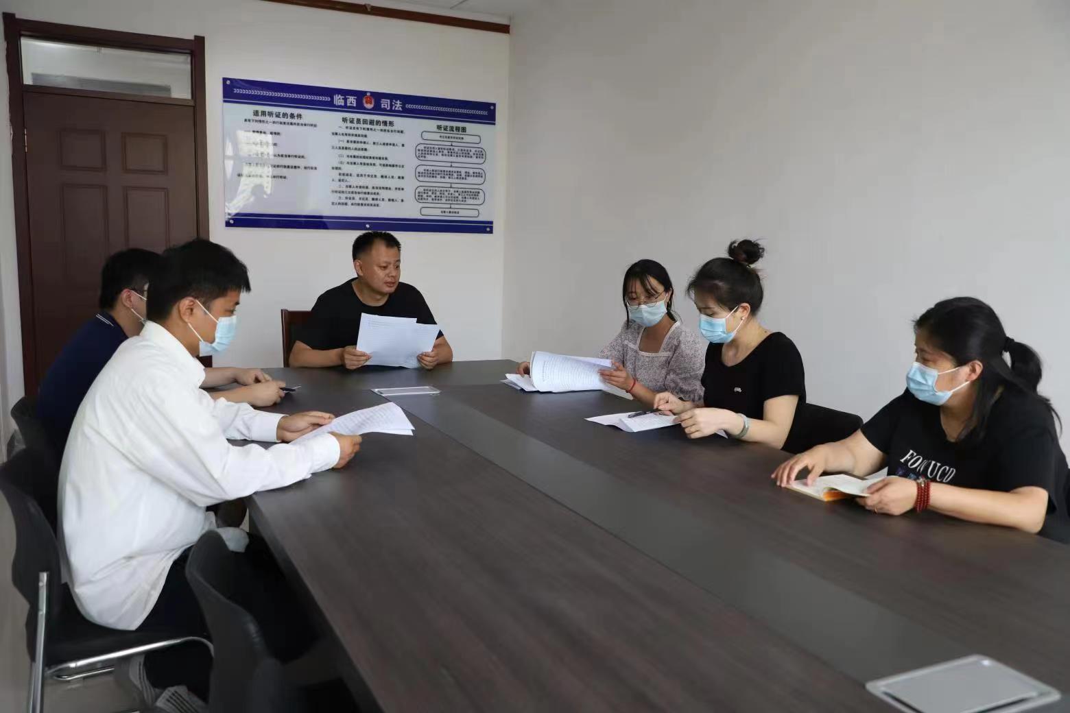 邢臺(tái)市臨西縣司法局工作人員在行政復(fù)議聽證室對(duì)行政復(fù)議事項(xiàng)開展聽證問詢。 孟凡儒攝