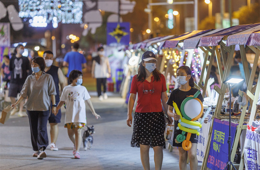 青年無限宇宙潮動市集匯聚眾多文創(chuàng)產(chǎn)品，豐富市民夜生活。王英浩攝