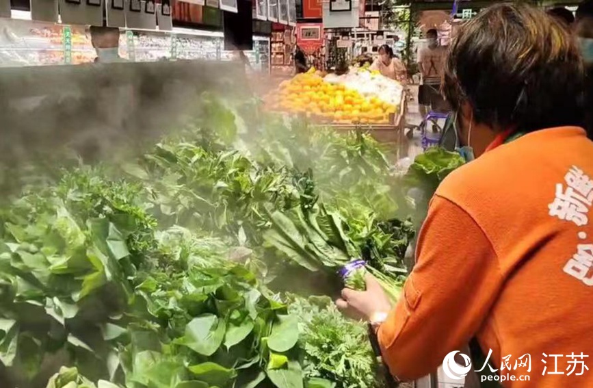 在大潤(rùn)發(fā)長(zhǎng)江北路店里，果蔬、肉蛋等生活必需品種類齊全，供應(yīng)充足，市民正有序選購(gòu)。無(wú)錫市委網(wǎng)信辦供圖
