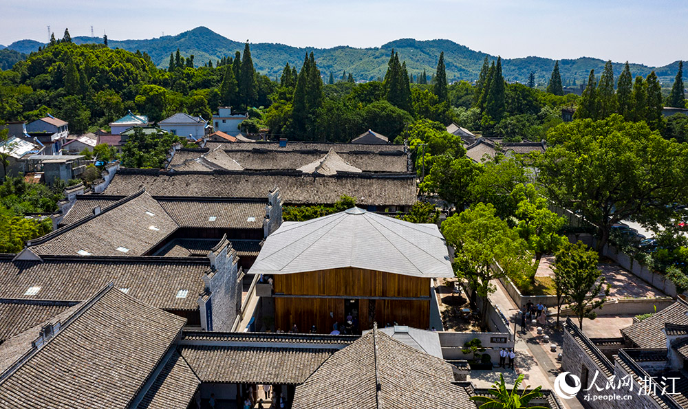 7月23日，空中俯瞰位于寧波市江北區(qū)慈城鎮(zhèn)的抱珠樓。人民網(wǎng) 章勇濤攝