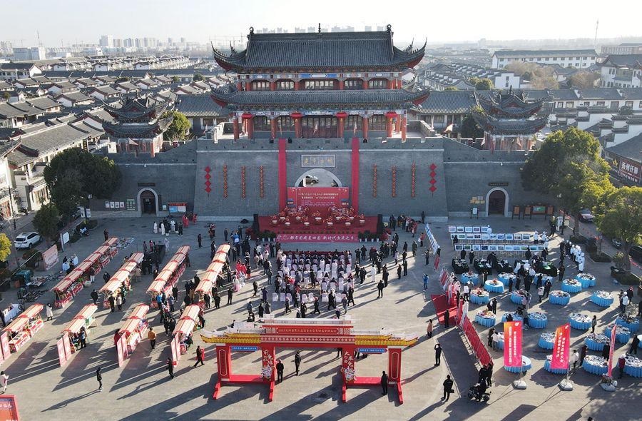 城門掛春聯(lián)，金湖沖刺“開門紅”。陳義寶攝