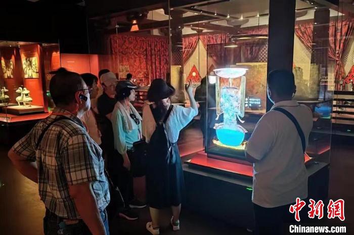 圖為臺灣新北市永和區(qū)里長聯(lián)誼會江西參訪團一行在南昌漢代?；韬顕z址博物館內(nèi)參觀展出的珍貴文物?！●樞↓?攝