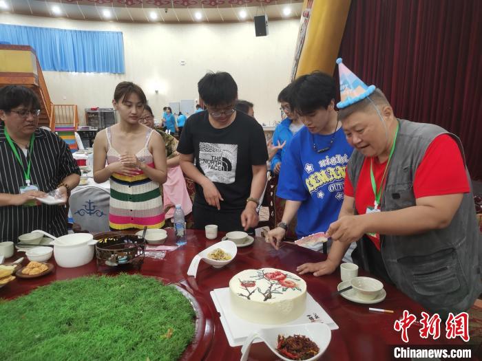 圖為內(nèi)蒙古臺(tái)辦為臺(tái)胞過生日?！±類燮?攝