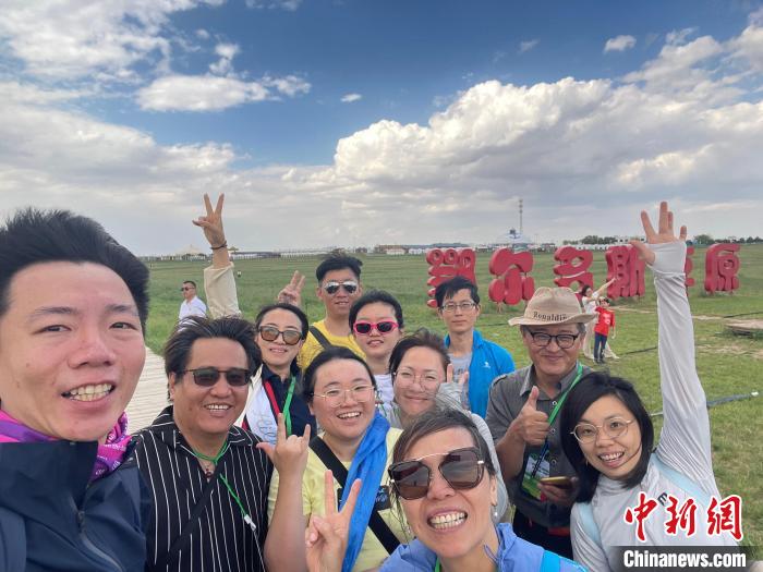 圖為臺(tái)胞在鄂爾多斯草原合影?！∪~冠賢 攝
