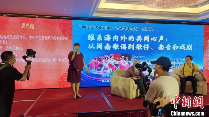 歌仔說唱非遺傳承人張月萍女士現(xiàn)場演唱?！罘?攝
