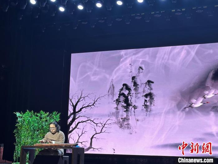 閩派古琴名家陳志強演奏一曲《流水》?！堺惥?攝