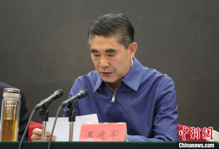 圖為青海省委書記王建軍出席會議并作講話?！?zhí)砀?攝