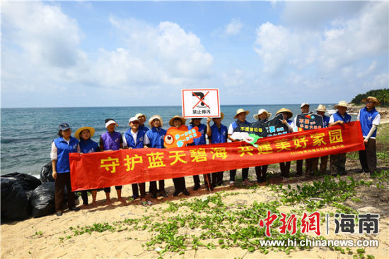 環(huán)保志愿者呼吁停止隨地扔垃圾、破壞環(huán)境等不文明行為。