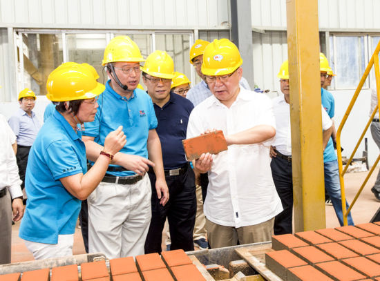 2019年6月21日下午，省長(zhǎng)沈曉明在三亞建筑廢棄物綜合利用廠，查看用建筑廢棄物綜合處理后制成的再生水泥磚。海南日?qǐng)?bào)記者 宋國(guó)強(qiáng) 攝