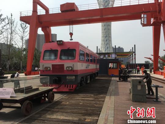 公園內(nèi)的火車車廂與貨場龍門吊等工業(yè)遺跡。　高紅超 攝