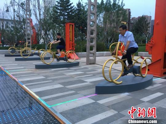 市民使用公園內(nèi)的健身設(shè)施。　高紅超 攝