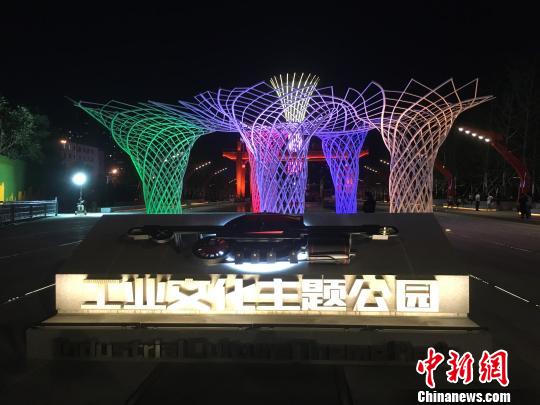 夜晚，奧運(yùn)“五色樹”的燈光?！「呒t超 攝