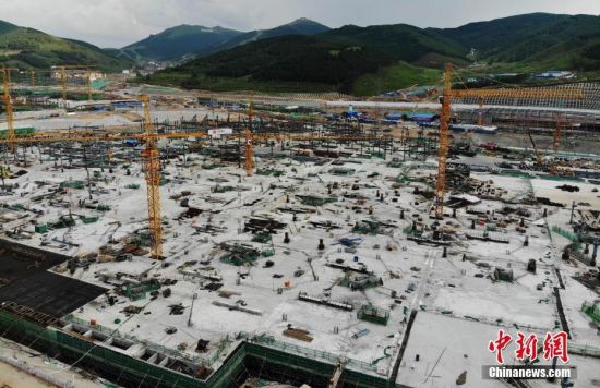 6月28日，航拍鏡頭下的河北張家口冬奧會太子城冰雪小鎮(zhèn)項目。太子城冰雪小鎮(zhèn)項目位于2022年冬奧會張家口賽區(qū)核心區(qū)，連接張家口賽區(qū)云頂和古楊樹兩個競賽場館群，建成后將承擔賽時核心區(qū)配套保障功能，提供冬奧頒獎、貴賓接待、交通換乘、休閑娛樂等服務(wù)，賽后將成為一座國際化四季度假小鎮(zhèn)。 中新社記者 楊艷敏 攝