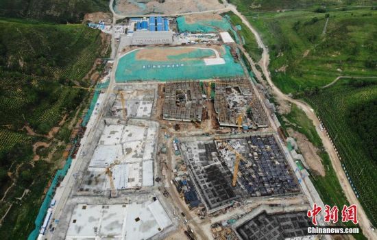 6月28日，航拍鏡頭下的河北張家口冬奧會太子城冰雪小鎮(zhèn)項目。太子城冰雪小鎮(zhèn)項目位于2022年冬奧會張家口賽區(qū)核心區(qū)，連接張家口賽區(qū)云頂和古楊樹兩個競賽場館群，建成后將承擔賽時核心區(qū)配套保障功能，提供冬奧頒獎、貴賓接待、交通換乘、休閑娛樂等服務(wù)，賽后將成為一座國際化四季度假小鎮(zhèn)。 中新社記者 楊艷敏 攝