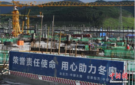 6月28日，河北張家口冬奧會太子城冰雪小鎮(zhèn)項目現(xiàn)場。太子城冰雪小鎮(zhèn)項目位于2022年冬奧會張家口賽區(qū)核心區(qū)，連接張家口賽區(qū)云頂和古楊樹兩個競賽場館群，建成后將承擔賽時核心區(qū)配套保障功能，提供冬奧頒獎、貴賓接待、交通換乘、休閑娛樂等服務(wù)，賽后將成為一座國際化四季度假小鎮(zhèn)。 中新社記者 楊艷敏 攝