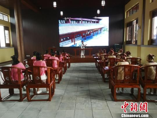 學生們在大原書院誦讀國學經(jīng)典。　王鵬 攝