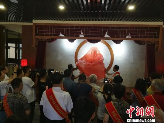 為董子石像揭幕?！⊥貔i 攝