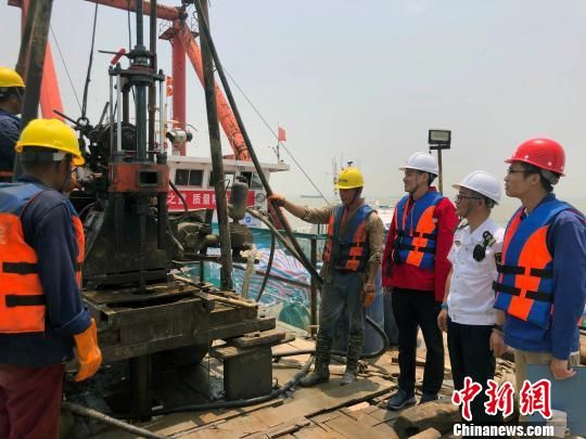 圖為勘察設計人員與常熟海事局執(zhí)法船在現(xiàn)場配合鉆探施工?！∥赫?攝