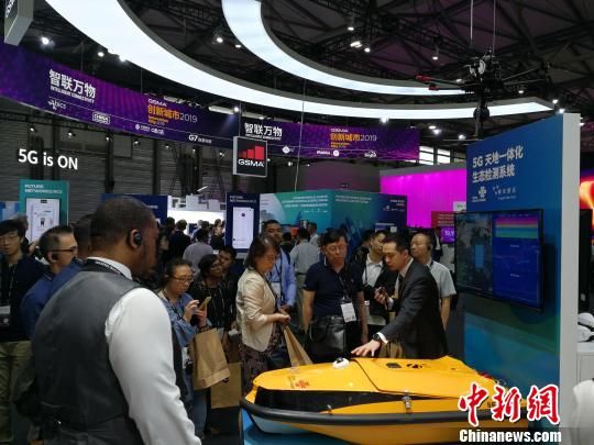 圖為現(xiàn)場人員講解5G“天地一體化”生態(tài)檢測系統(tǒng)?！∪伟厮?攝