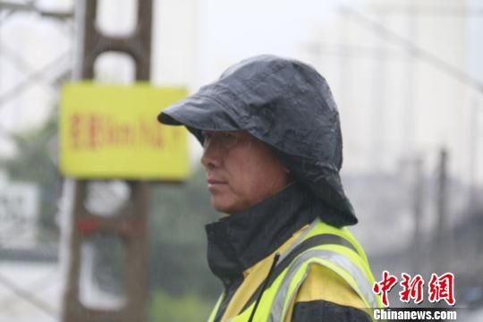 蘭州西工務(wù)段蘭州線路車間防護員雨中巡查?！⊥豕廨x 攝