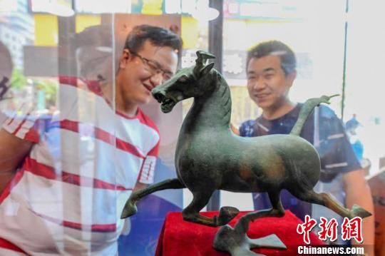 甘肅省博物館將榮登《國(guó)家寶藏》的文物銅奔馬和人頭形器口彩陶瓶搬到了絲路如意餐廳，讓顧客在餐廳內(nèi)就能近距離的和文物面對(duì)面?！＄娦?攝