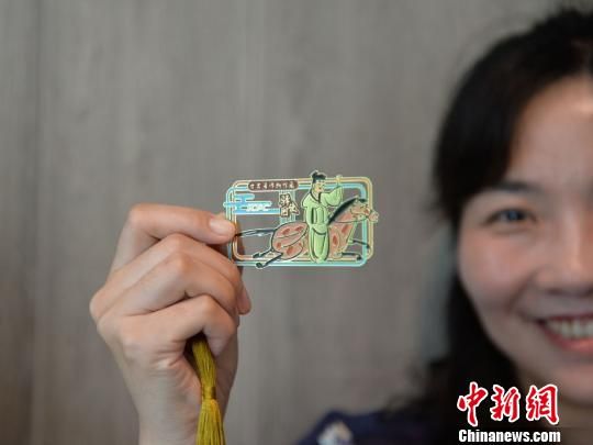 絲路主題餐廳內(nèi)推出的文創(chuàng)產(chǎn)品?！＄娦?攝