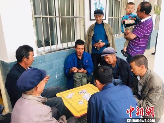 圖為老年人“興趣驛站”中的棋牌組?！“瑧c龍 攝