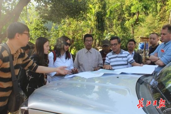在尼泊爾，武漢市土地利用和城市空間規(guī)劃研究中心設(shè)計團隊現(xiàn)場踏勘。(武漢市土地利用和城市空間規(guī)劃研究中心 供圖)
