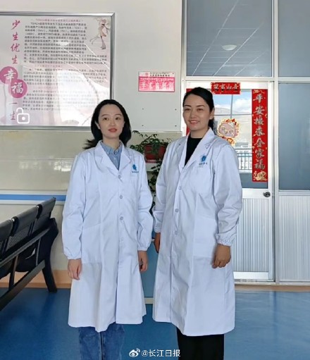 “有醫(yī)生嗎？有人暈倒了！”武漢協(xié)和醫(yī)院援藏醫(yī)療隊(duì)員聽到呼救就沖了上去
