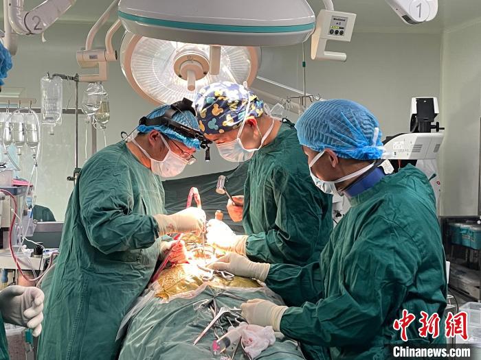 圖為在北京援藏醫(yī)療隊專家指導下，多項新技術使用到脊柱疾病的手術中。(資料圖) 拉薩市人民醫(yī)院脊柱外科供圖
