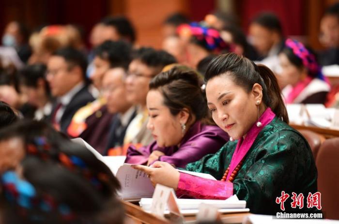 1月5日，次旦卓嘎(右一)在拉薩參加西藏自治區(qū)第十一屆人民代表大會第五次會議第二次全體會議。西藏自治區(qū)人大代表次旦卓嘎來自日喀則市定日縣，定日縣被稱為“洛諧故鄉(xiāng)”，作為西藏民間歌舞，洛諧已被列入中國國家非物質(zhì)文化遺產(chǎn)項目名錄，這是集歌、舞、樂、彈唱于一體的綜合藝術(shù)形式。參加完西藏2022年新年音樂會的次旦卓嘎告訴記者，每年參加的基層演出可達(dá)80場，“我希望用最純粹的方式，把最好的聲音帶到西藏乃至中國的各個角落?！?<a target='_blank' href='/'><p  align=
