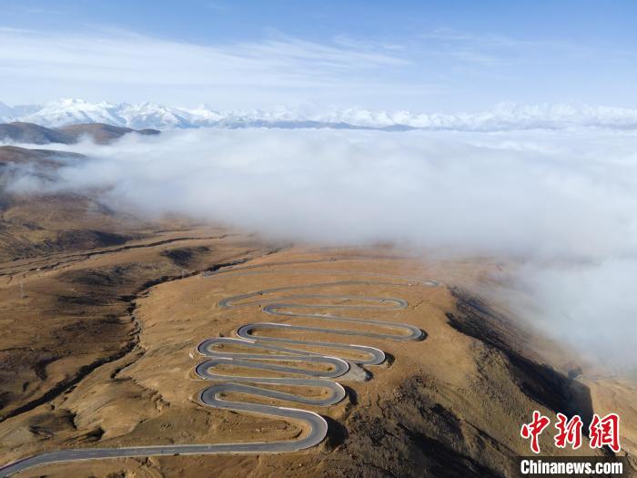 圖為西藏定日縣，前往珠穆朗瑪峰大本營(yíng)蜿蜒的公路與云海?！〗w波 攝