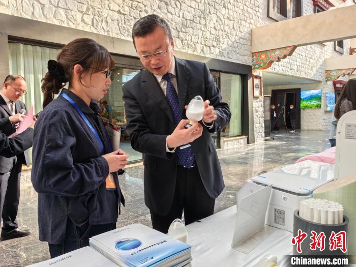 圖為簽約企業(yè)現(xiàn)場推介自己的產(chǎn)品?！≮w延 攝