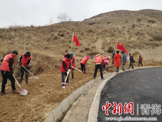 圖為尖扎干部職工生態(tài)建設(shè)和環(huán)境保護(hù)現(xiàn)場。尖宣 供圖