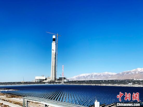 圖為地處柴達(dá)木盆地的光伏電站?！O?！z
