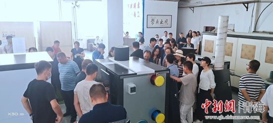 圖為行業(yè)內(nèi)人員進(jìn)行項(xiàng)目參觀。 活動(dòng)主辦方供圖