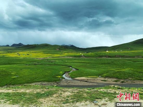 自2005年啟動三江源生態(tài)保護(hù)和建設(shè)工程以來，果洛州共治理黑土灘315.11萬畝，使果洛州生態(tài)環(huán)境15年來得到明顯好轉(zhuǎn)?！O睿 攝