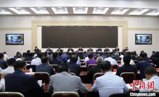 圖為青海省生態(tài)環(huán)境保護警示教育大會現(xiàn)場?！?zhí)砀！z 　　