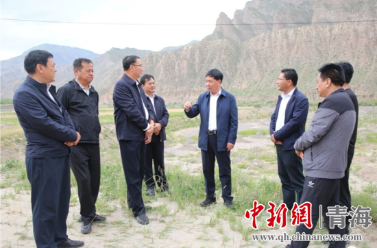 圖為黃南州有關(guān)領(lǐng)導(dǎo)現(xiàn)場踏勘、督導(dǎo)生態(tài)環(huán)保責任落實情況現(xiàn)場。黃宣攝