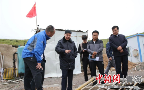 圖為黃南州有關(guān)領(lǐng)導(dǎo)現(xiàn)場踏勘、督導(dǎo)生態(tài)環(huán)保責(zé)任落實(shí)情況現(xiàn)場。黃宣攝